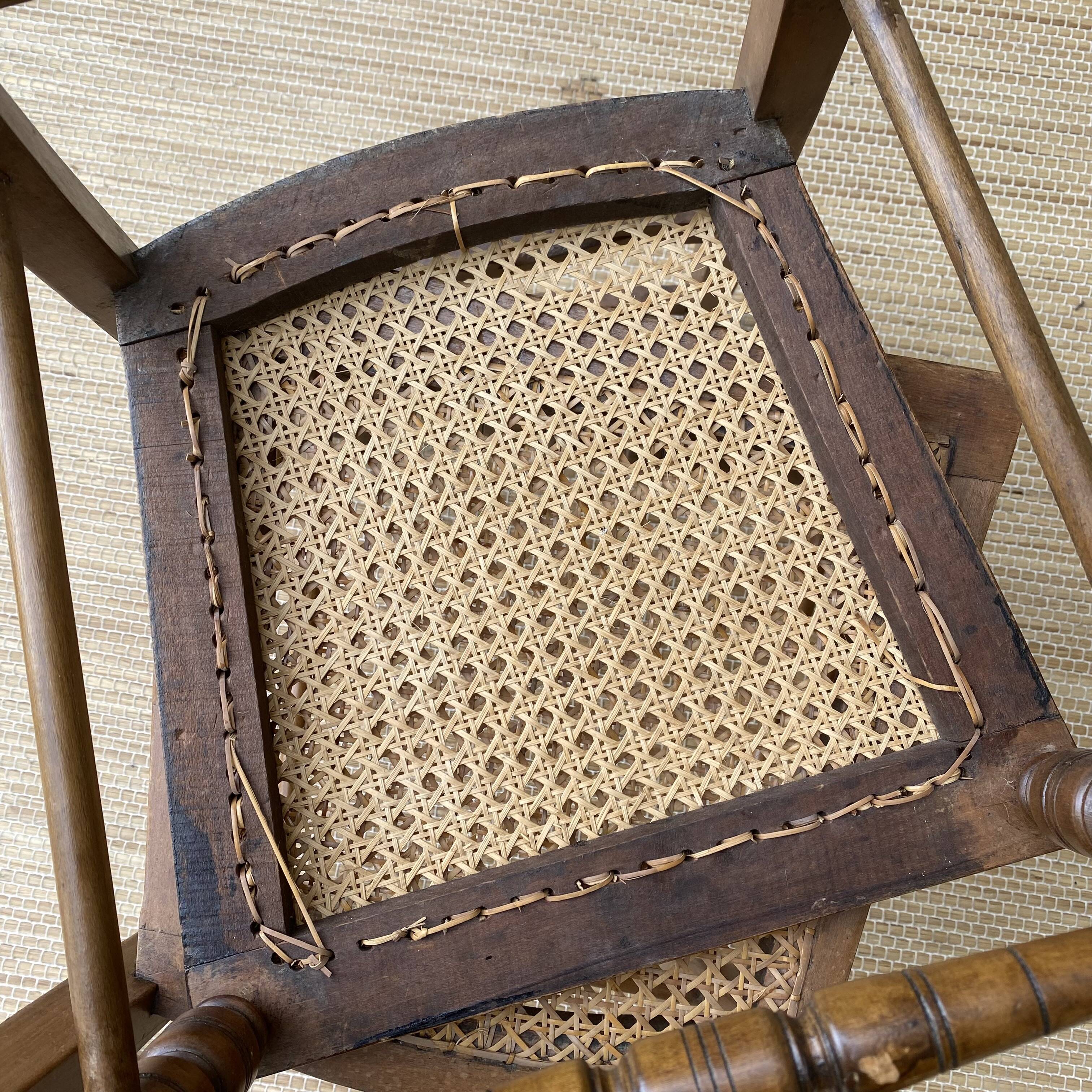 Chaises anciennes en bois et cannage