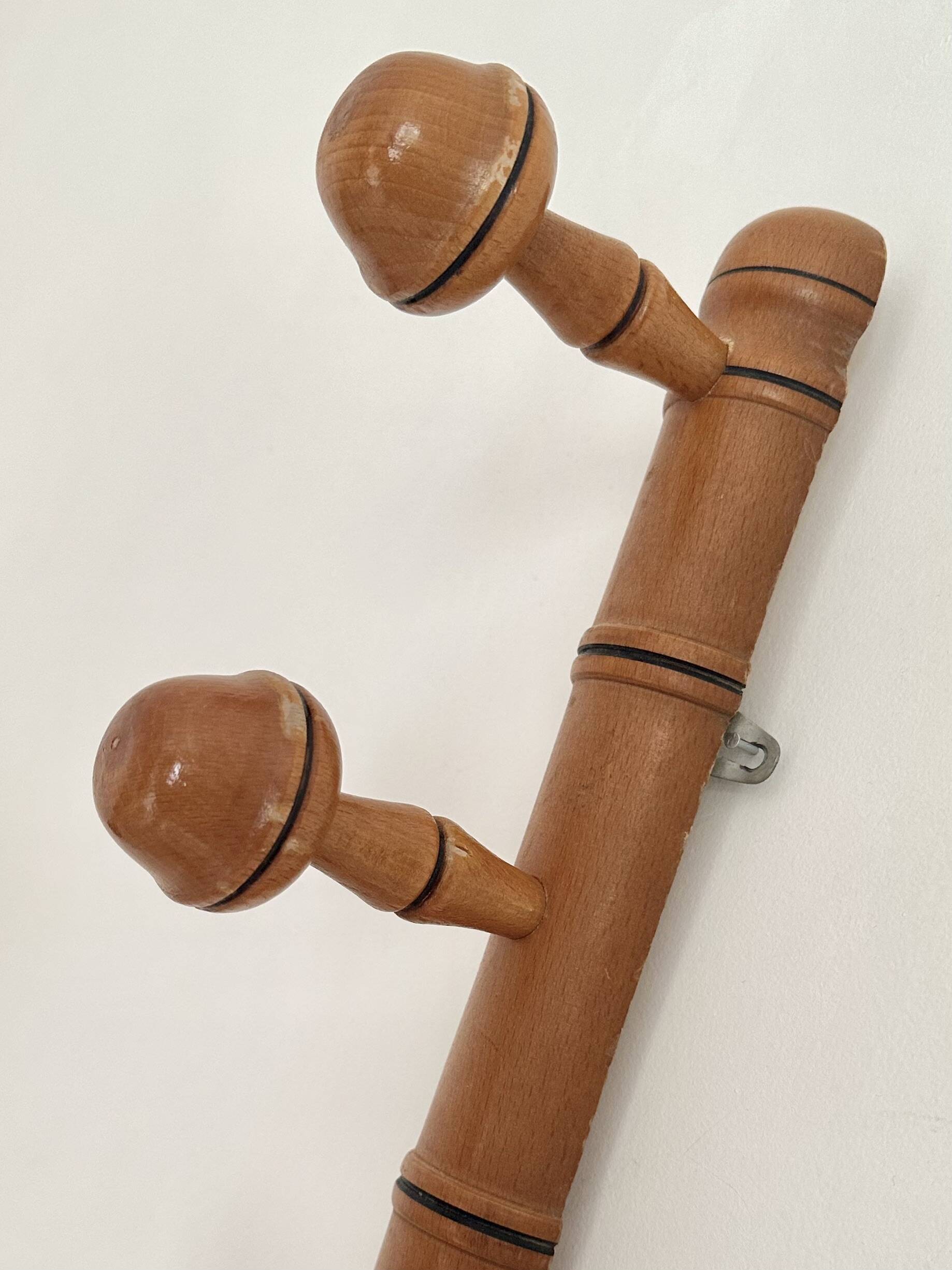 Wall-mounted coat rack in bamboo effect wood