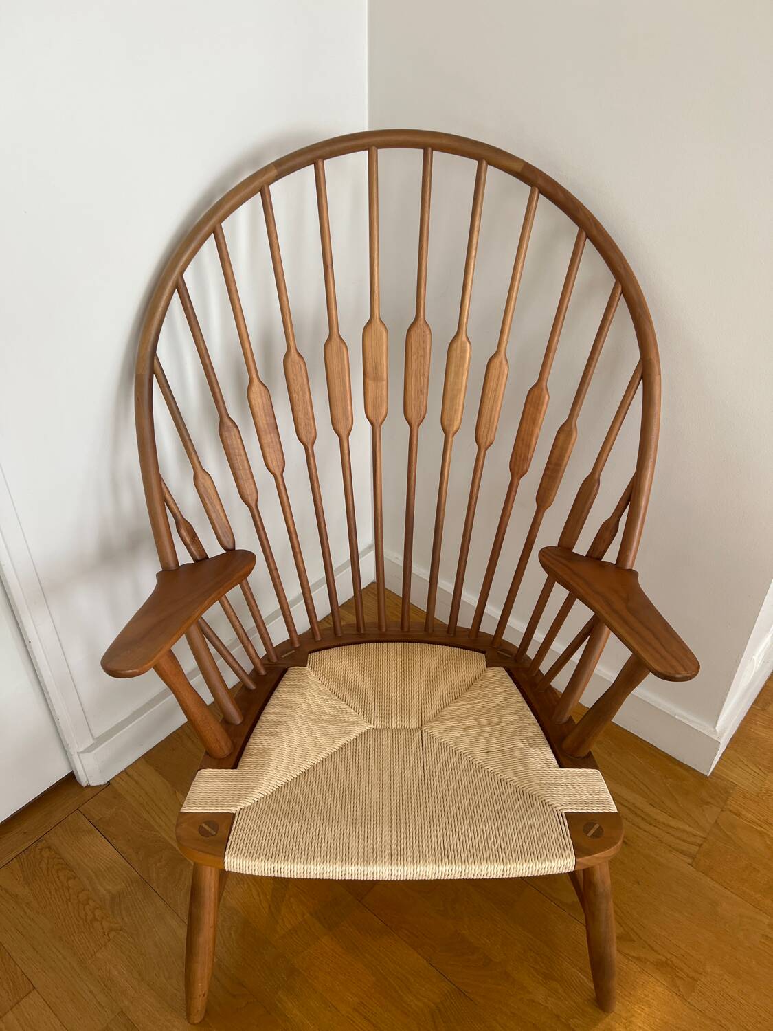 Fauteuil Windsor Peacock – bois massif – assise corde – style Wegner