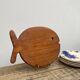 Plateau poisson en bois dessous de plat planche à découper