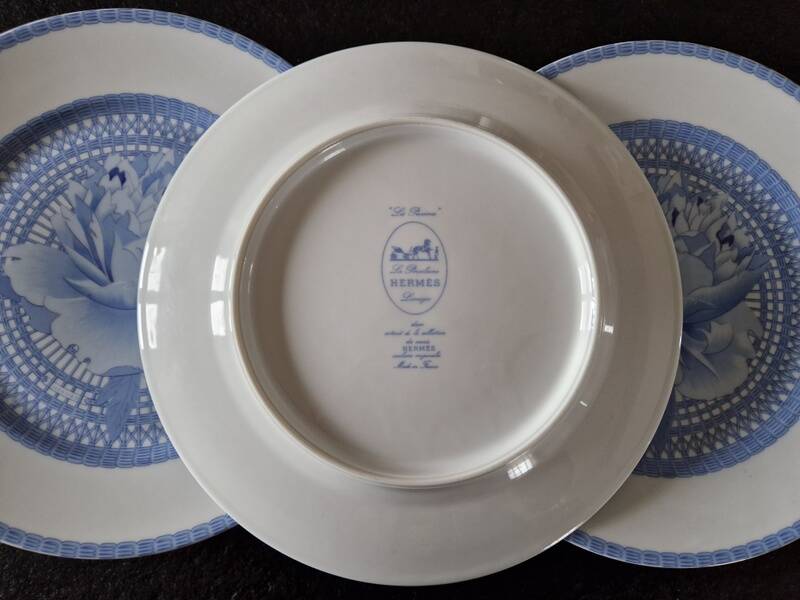 3 assiettes plates -"Les Pivoines"en porcelaine de Limoges pour la maison Hermès, Paris
