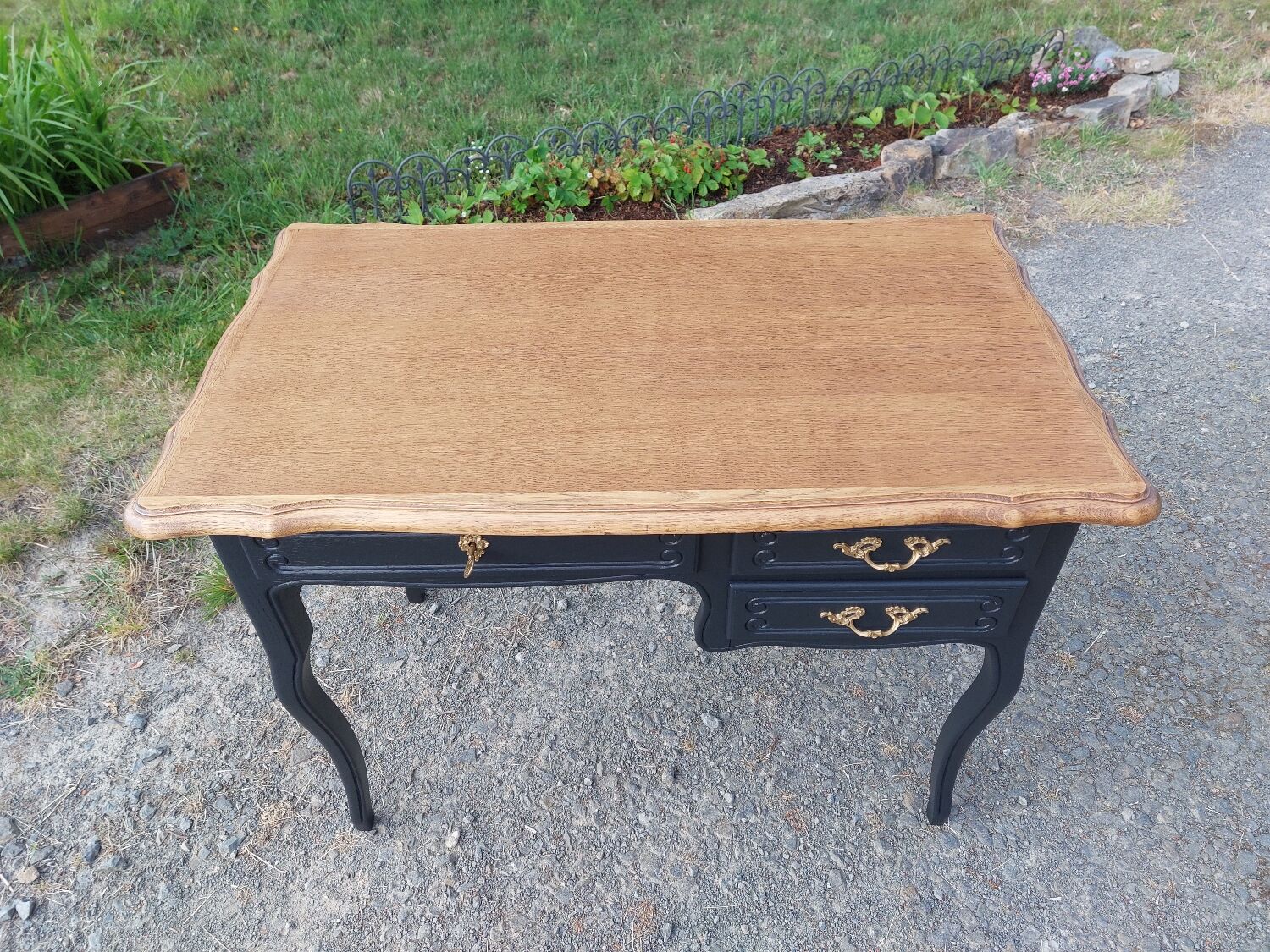Black and wood desk