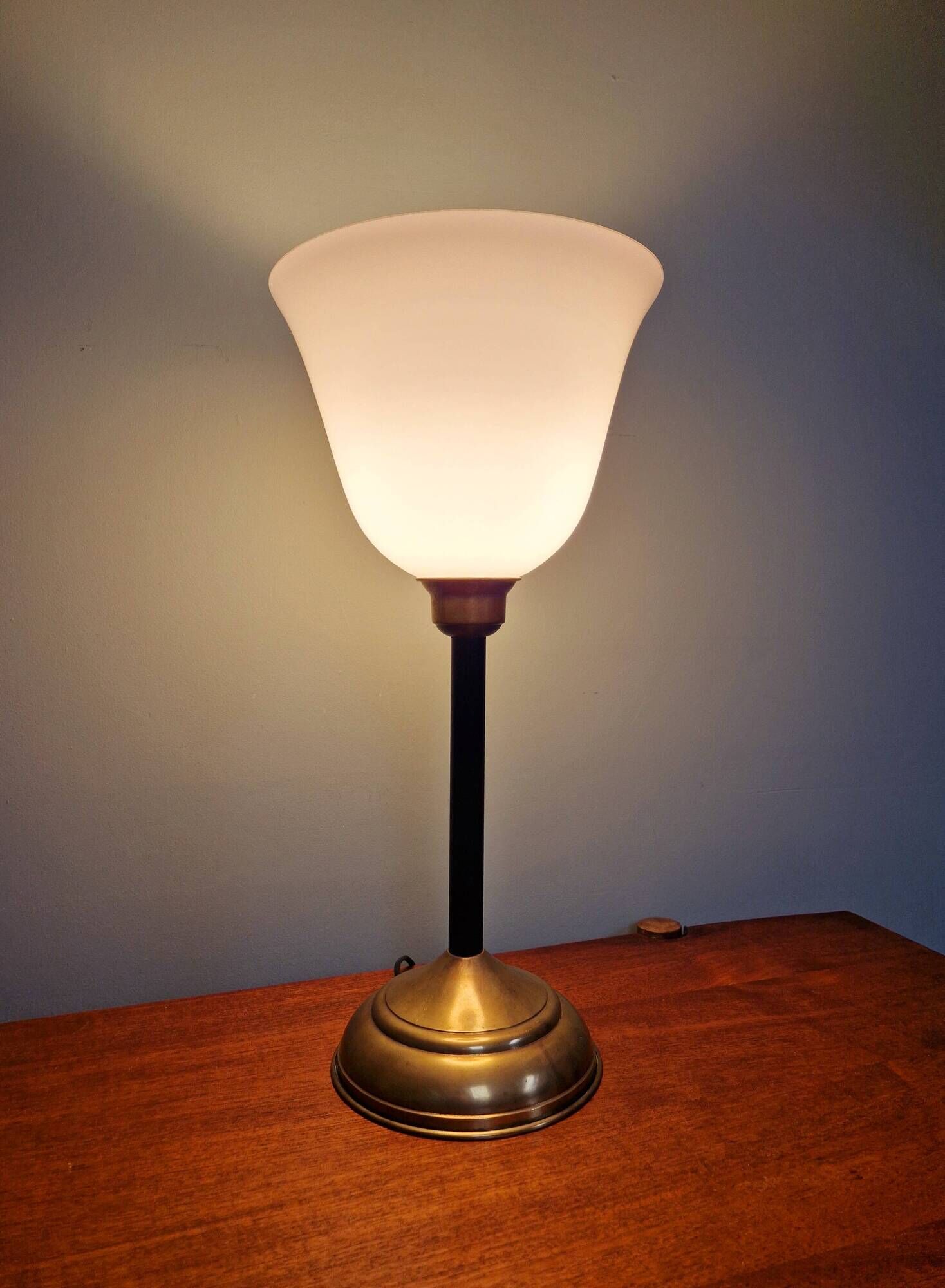 Large Art Deco table lamp, in brass and white opaline, 1920s-3