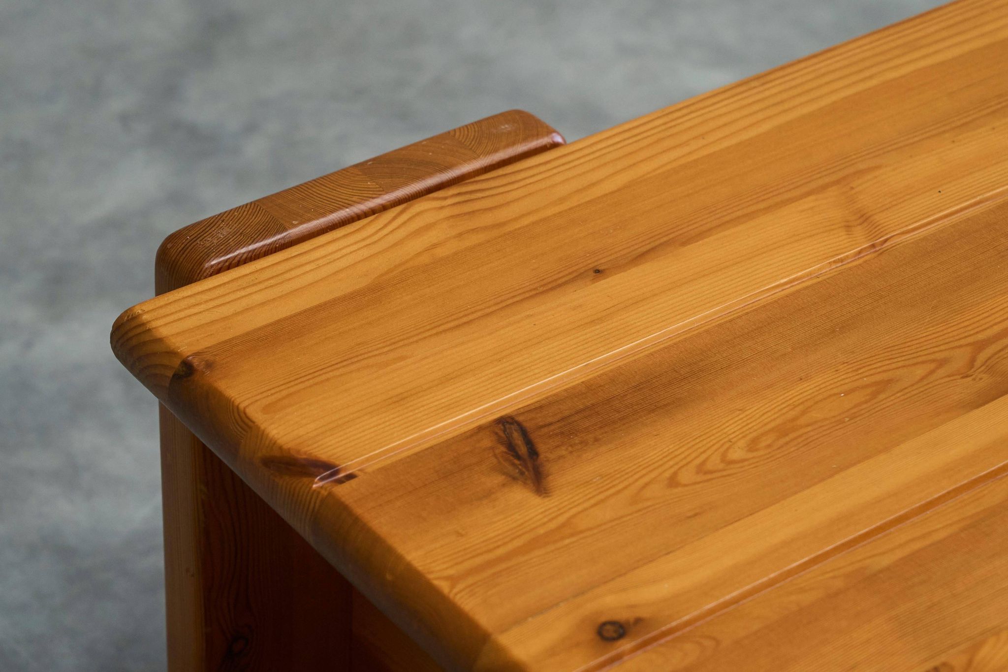 Table basse architecturale en pin massif années 1970