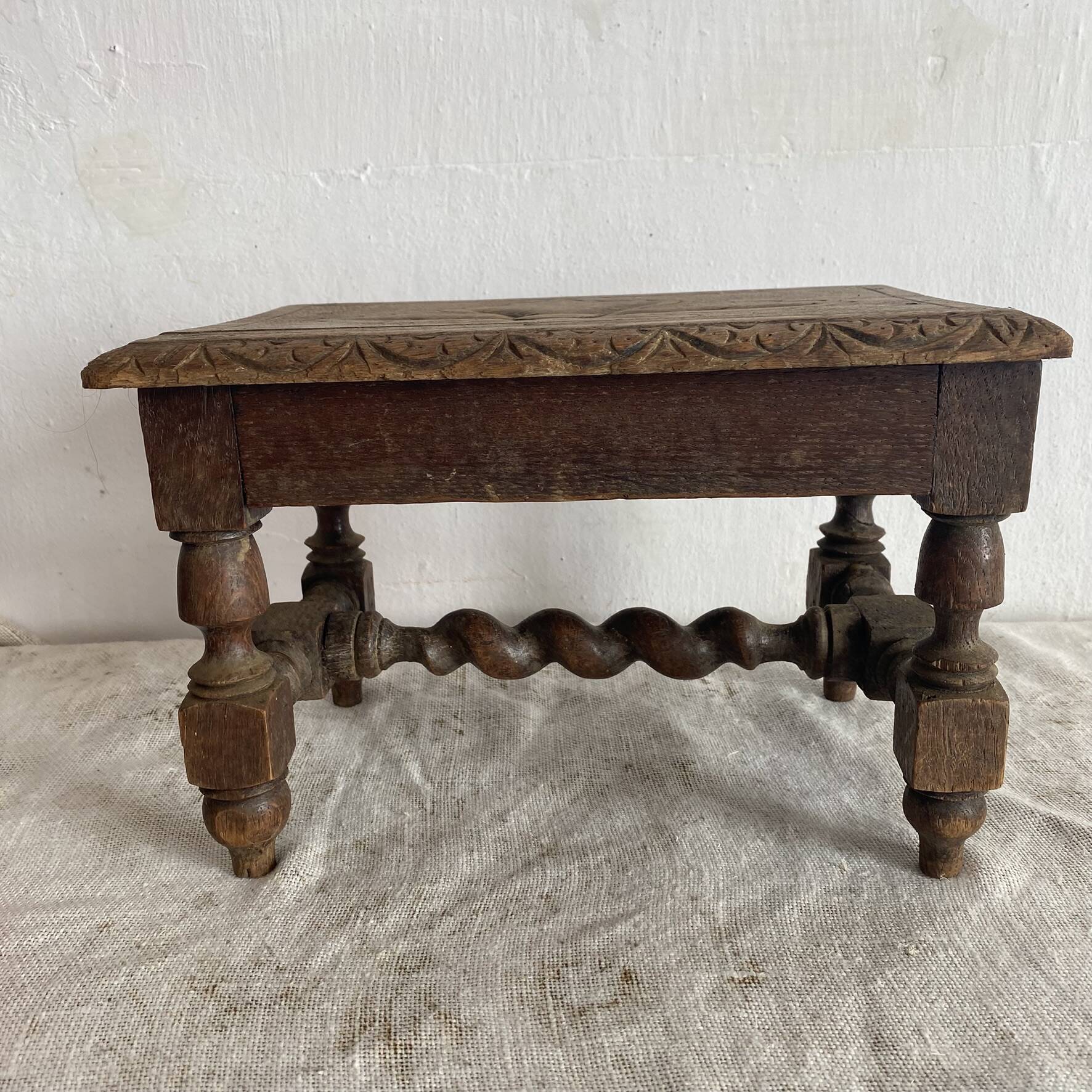 Ancien tabouret bas en bois tourné et gravé