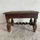 Ancien tabouret bas en bois tourné et gravé
