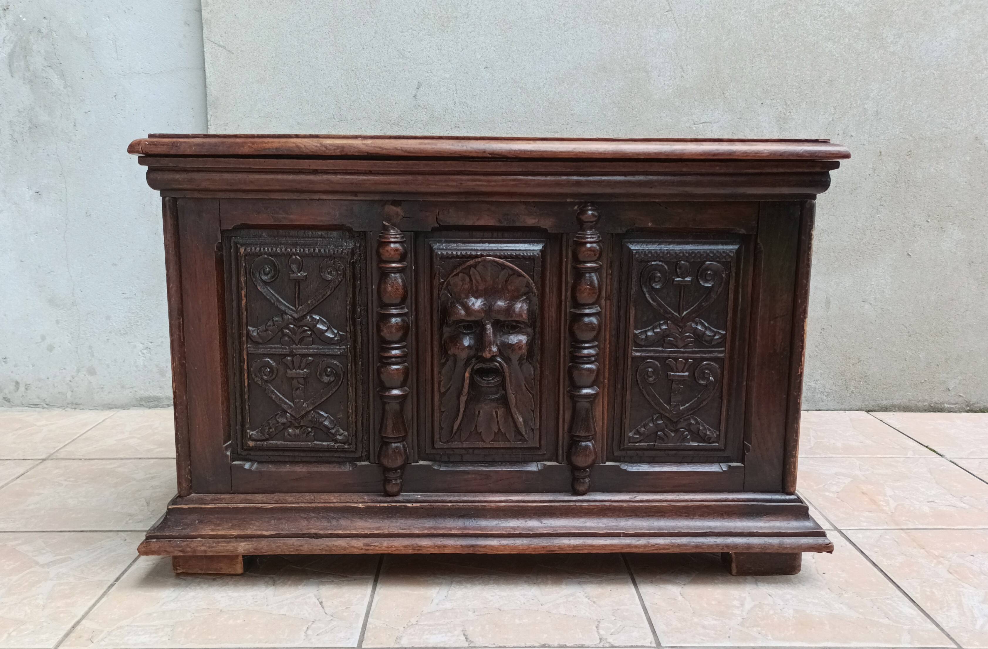 Renaissance oak chest