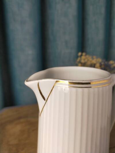 Small fluted white porcelain pot CNP