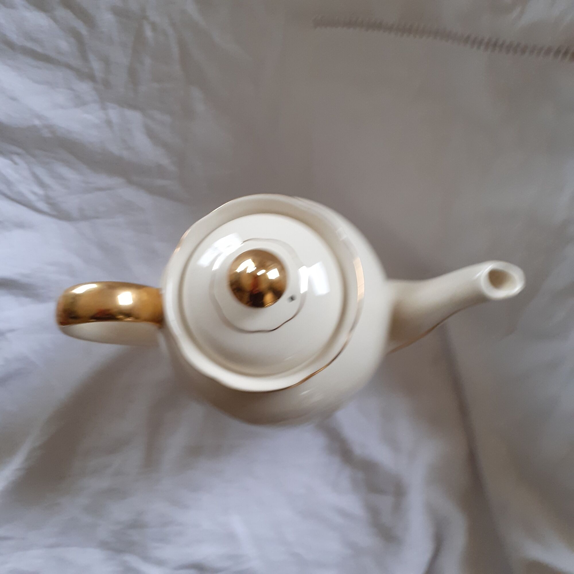 Thiére en faïence blanc cassé Villeroy et Boch des annèes 50.