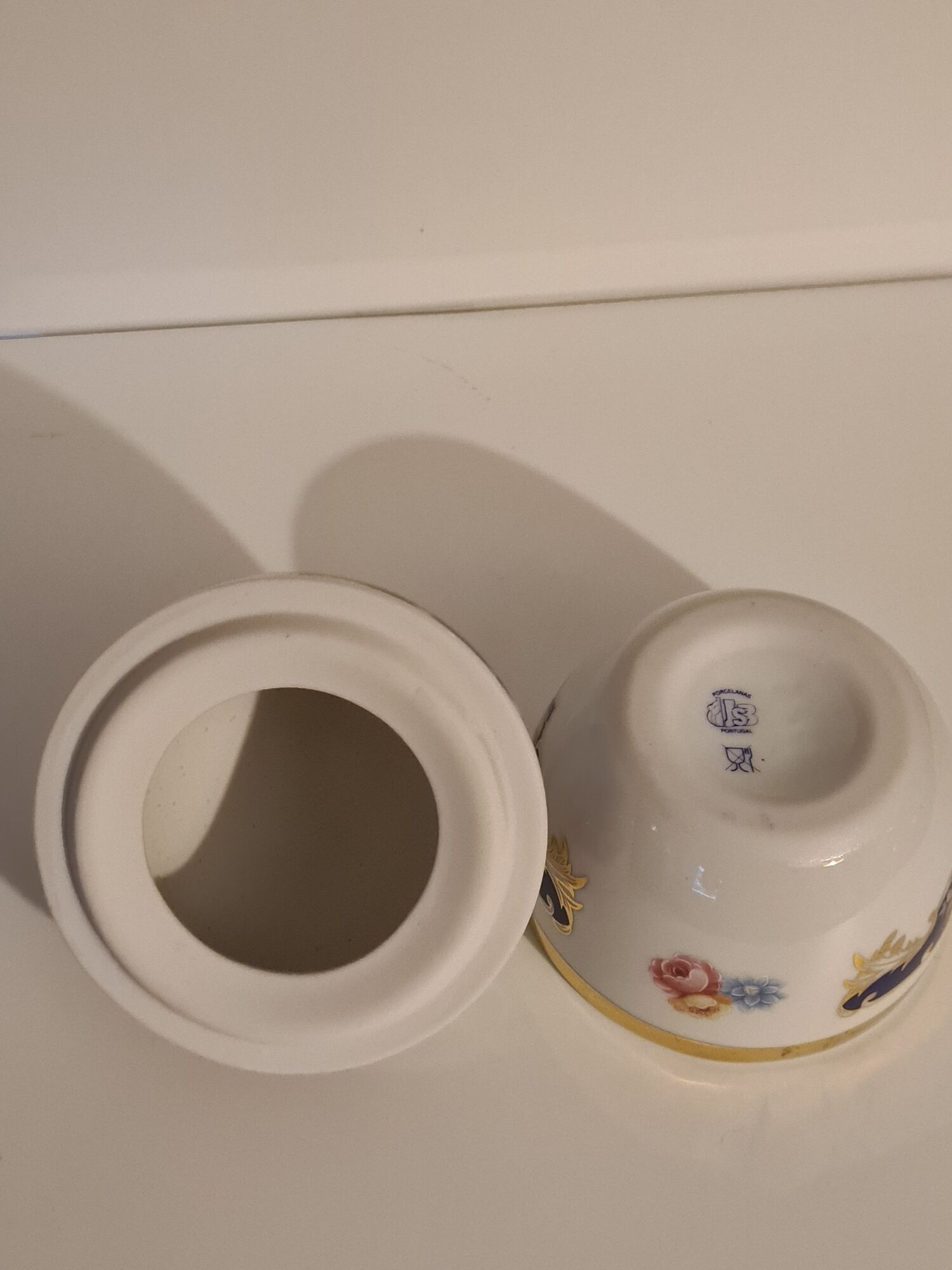 Boîte ovoïde porcelaine du Portugal décor floral