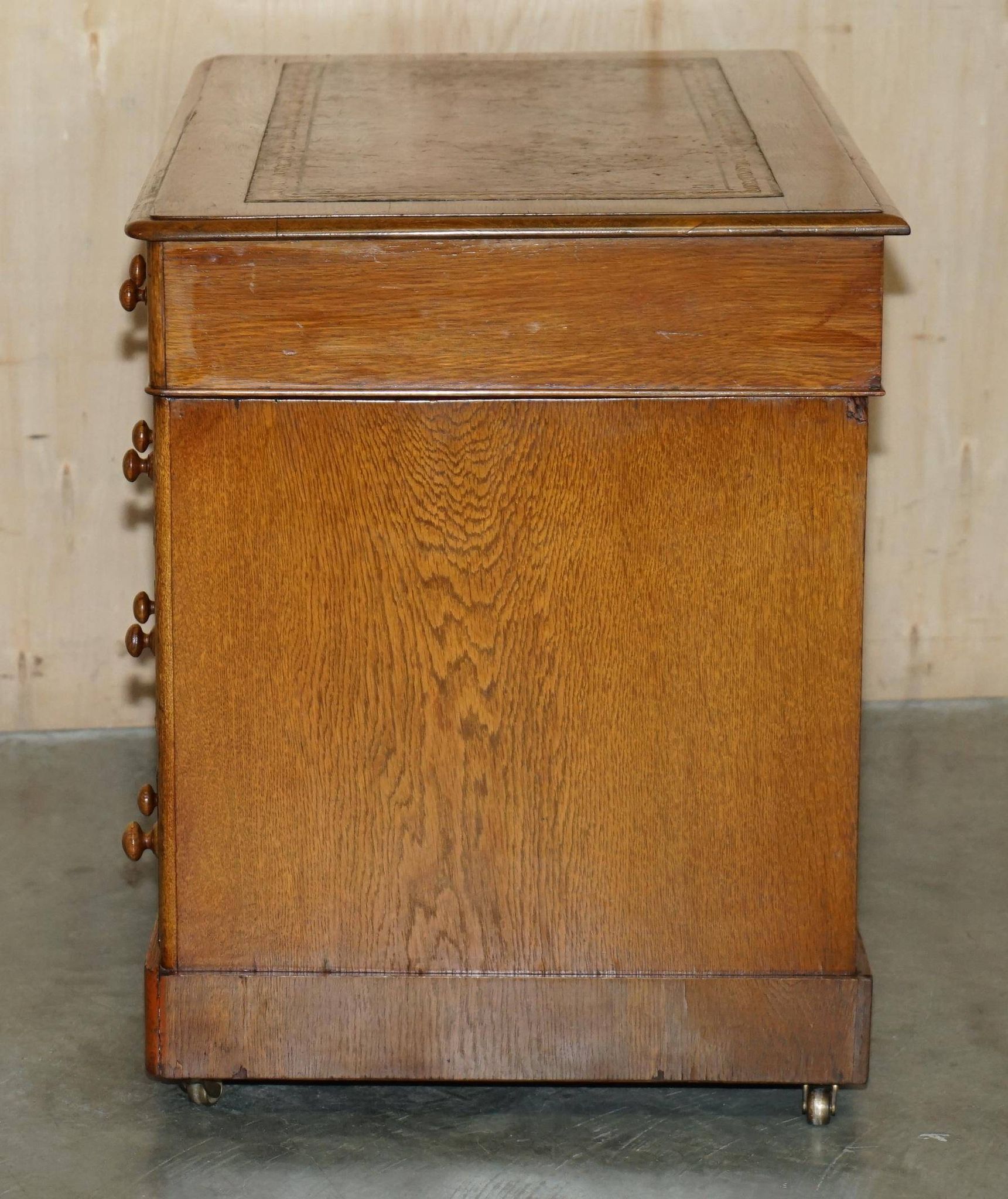 Bureau victorien en chêne miel avec cuir teint à la main