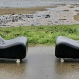 Paire de chauffeuses "space age". Simili-cuir noir. Circa 1970