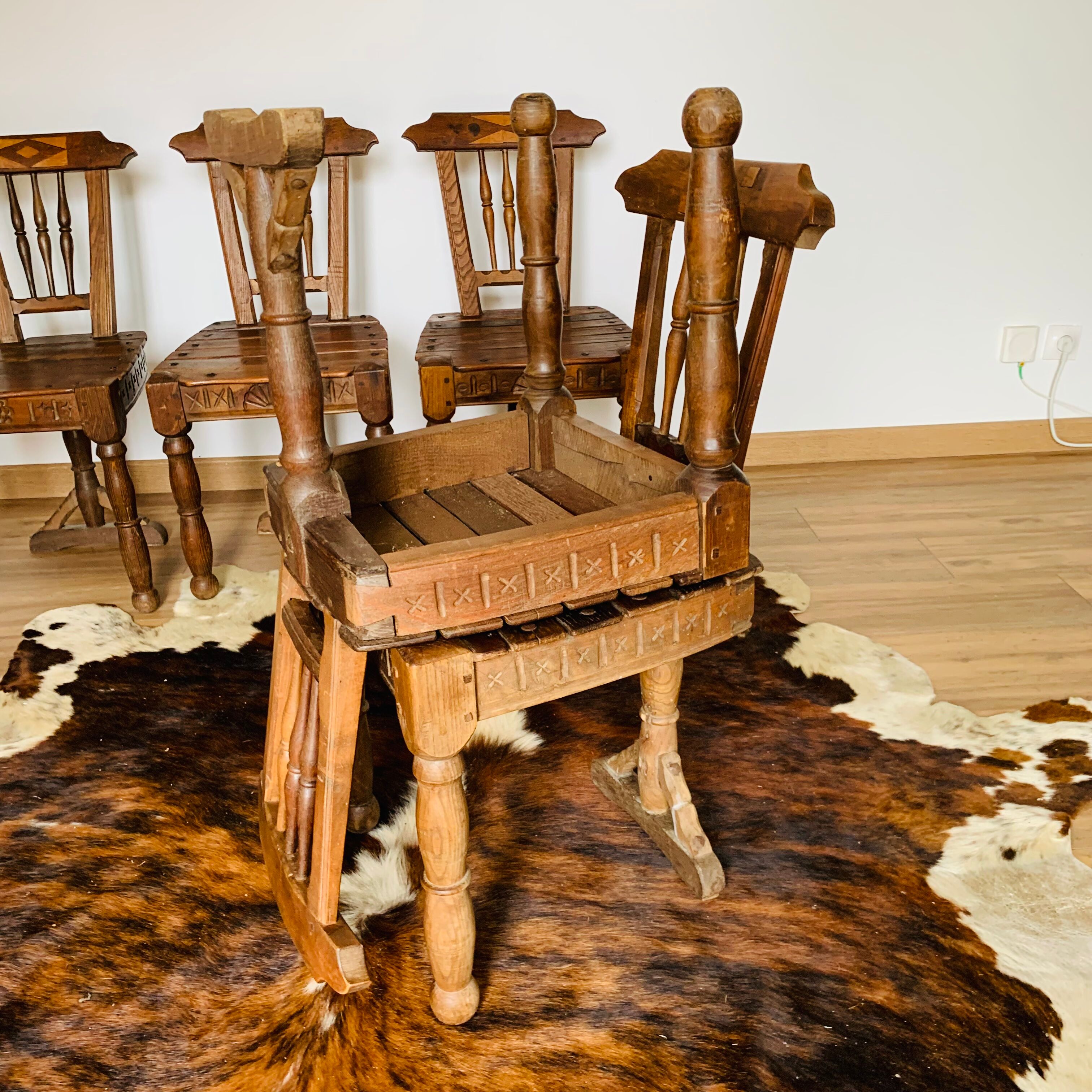Ensemble de 5 chaises en bois, travail artisanal