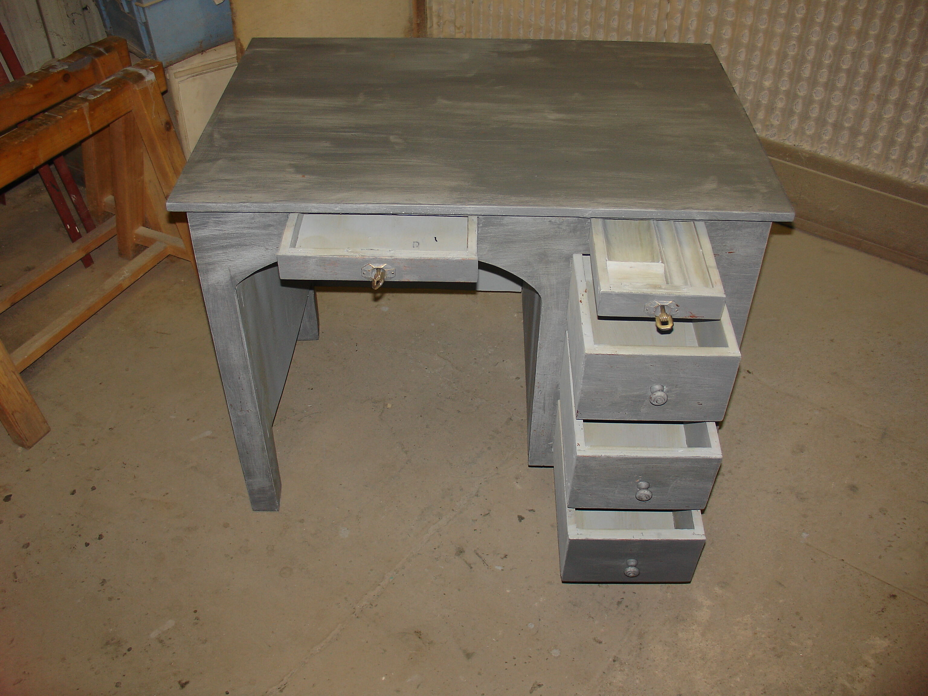 Bureau peint en gris patiné et vernis mat vers 1940