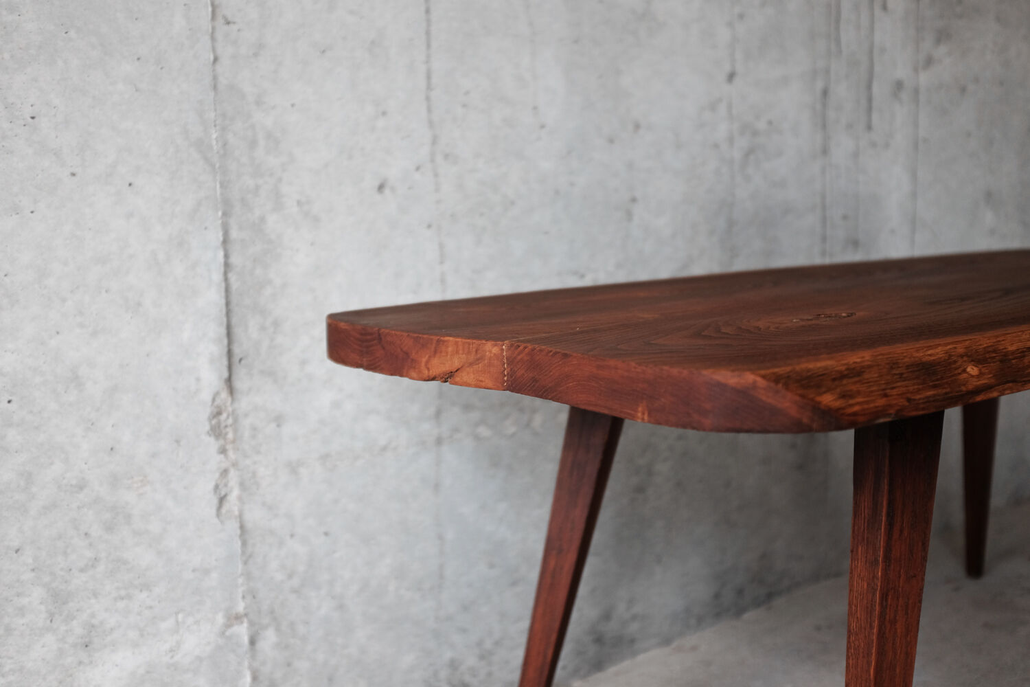 Table basse en bois brut forme libre et pieds compas années 50 60
