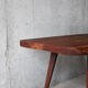 Table basse en bois brut forme libre et pieds compas années 50 60