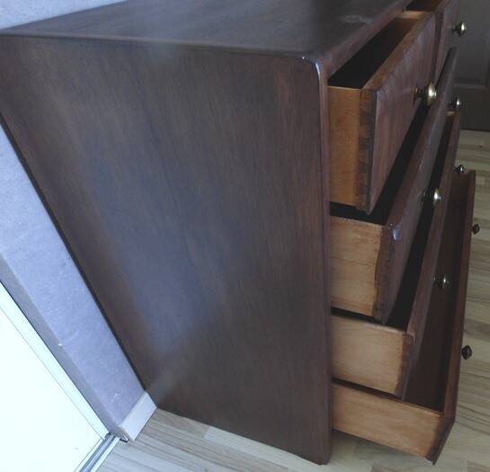 Antique chest of drawers from the 50s with 5 curved drawers, vintage old-style assembly and brass knobs