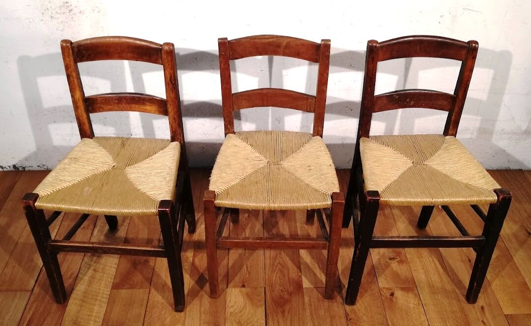 Vintage children's chair in wood and straw