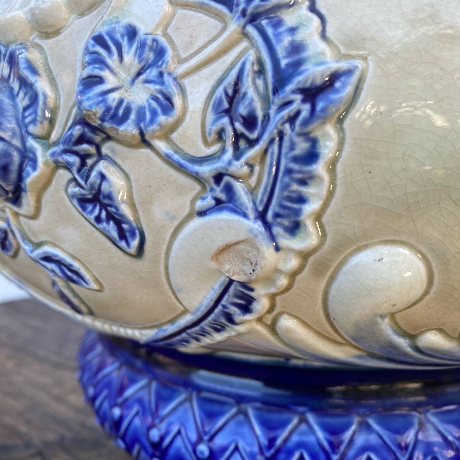 Earthenware pot cover in slipware from the Fives Lille factory
