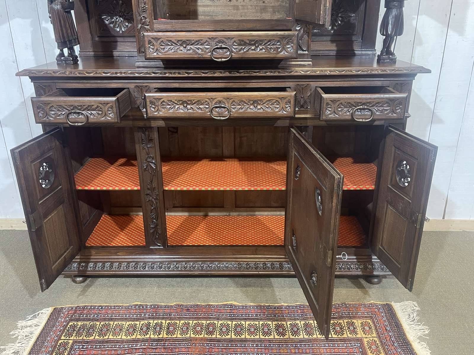 Buffet Breton 2 corps début XXème en châtaignier richement sculpté