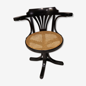 Office chair swivelling in vintage 1970 canage