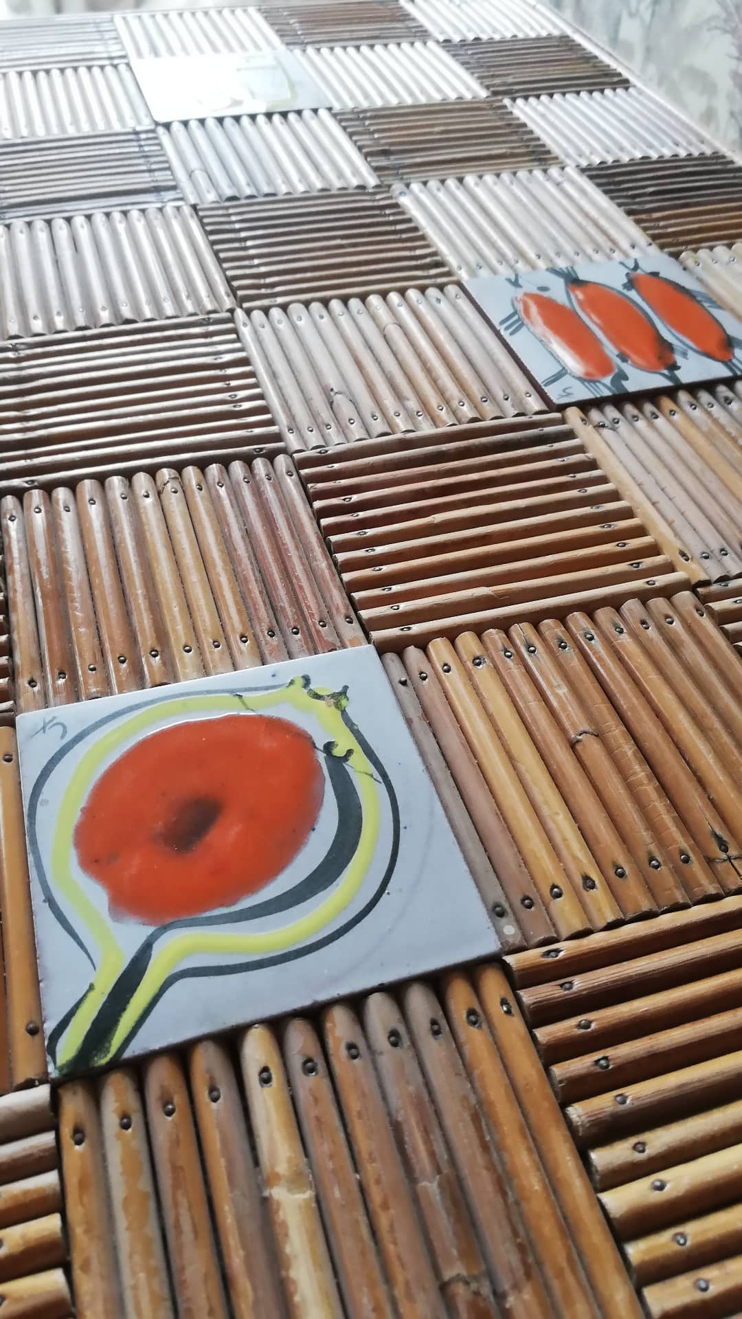 Table basse rotin et céramique années 50