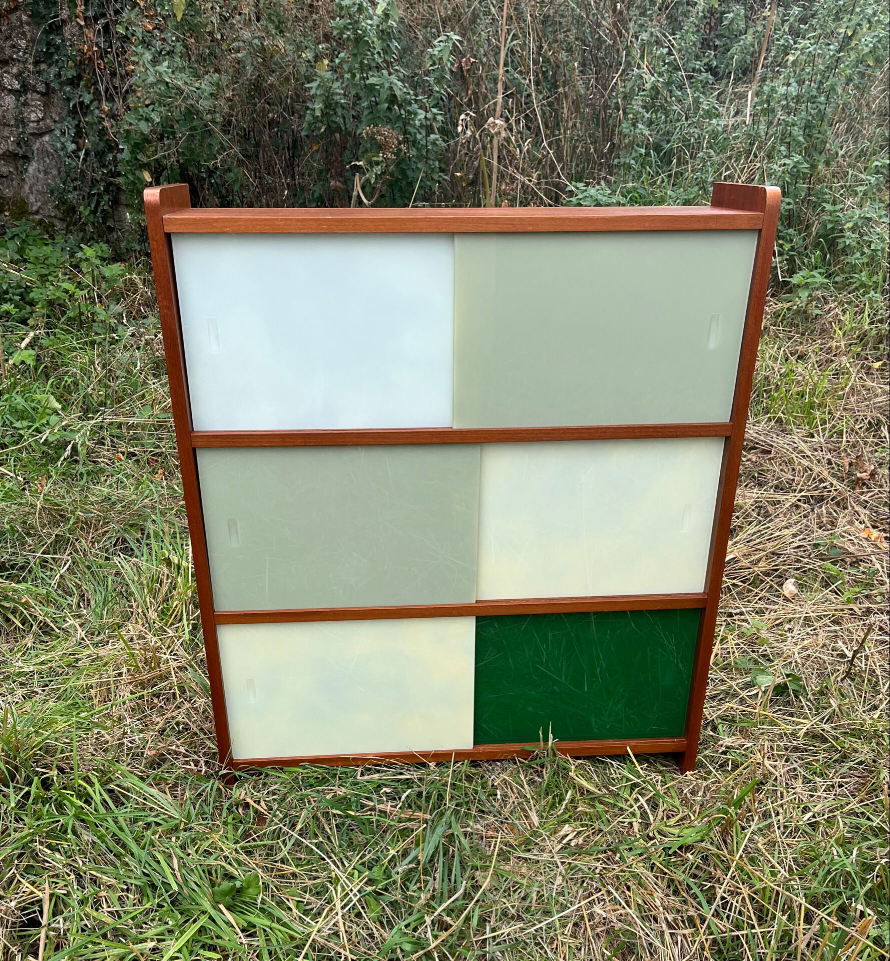 Vintage 1960s display shelf with sliding glass doors.