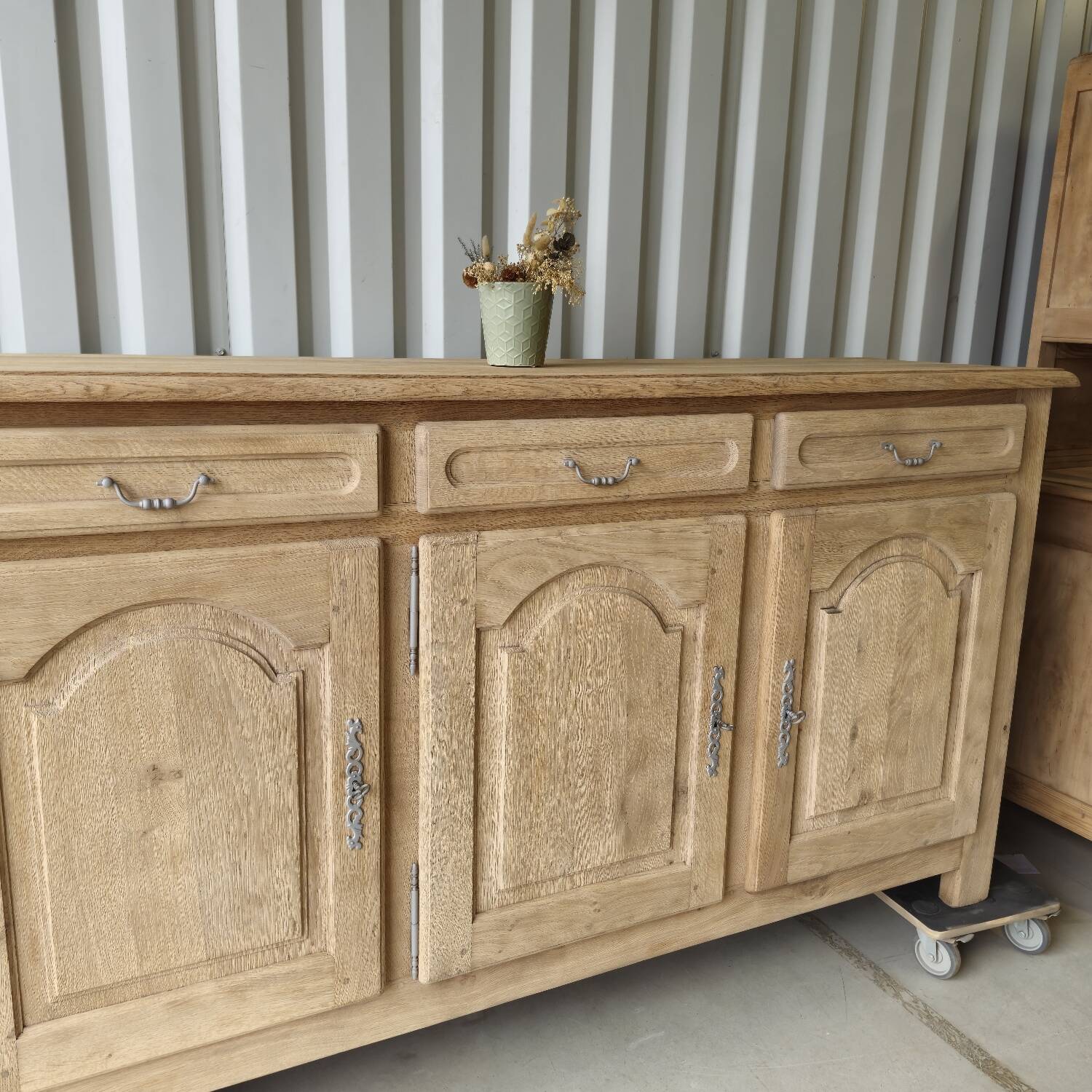 Beau buffet 3 portes chêne massif