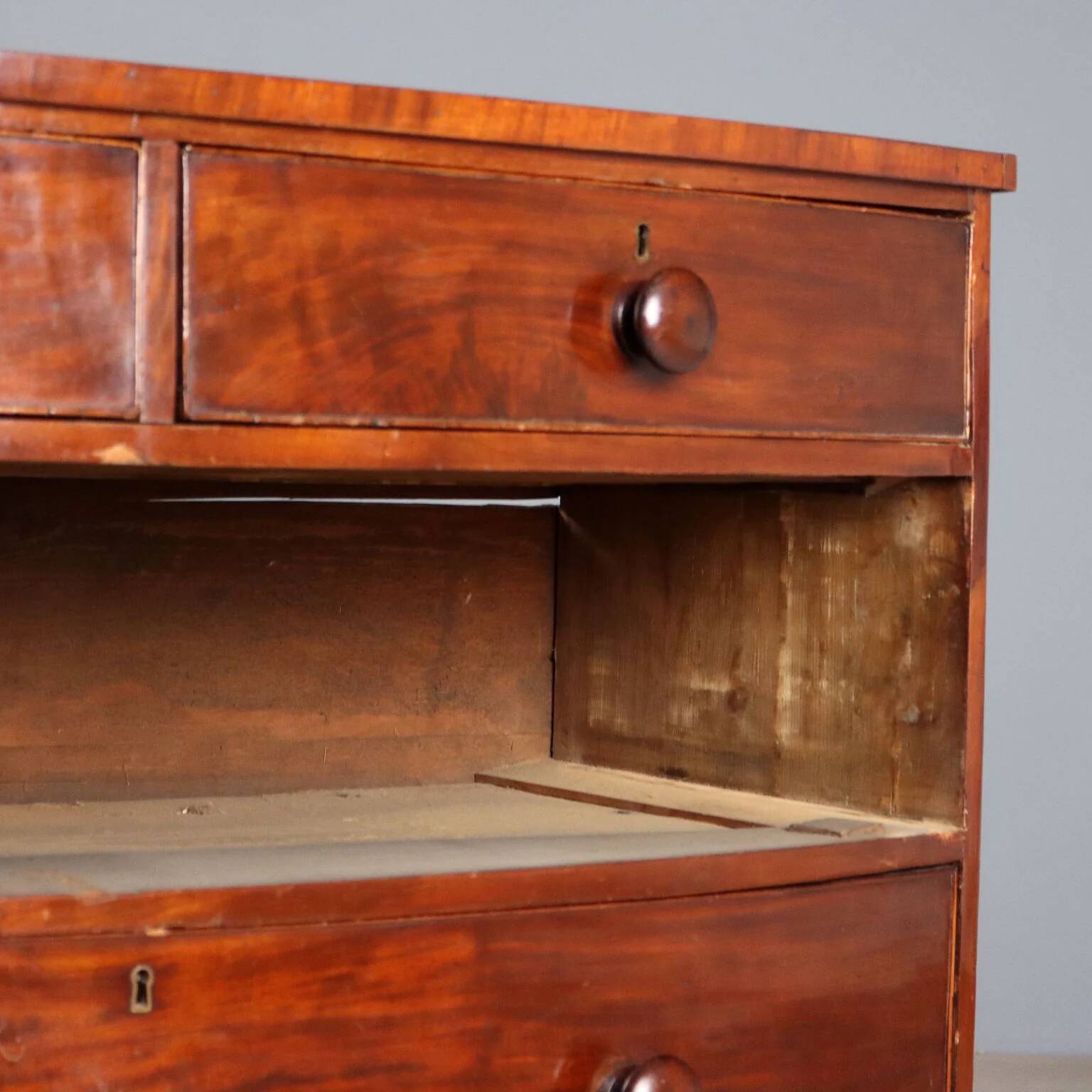 Commode ancienne en acajou 4 tiroirs Italie XIXe siècle