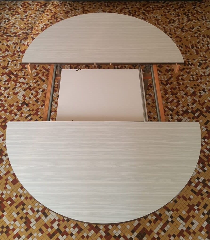 Extendable round formica table