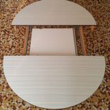 Extendable round formica table