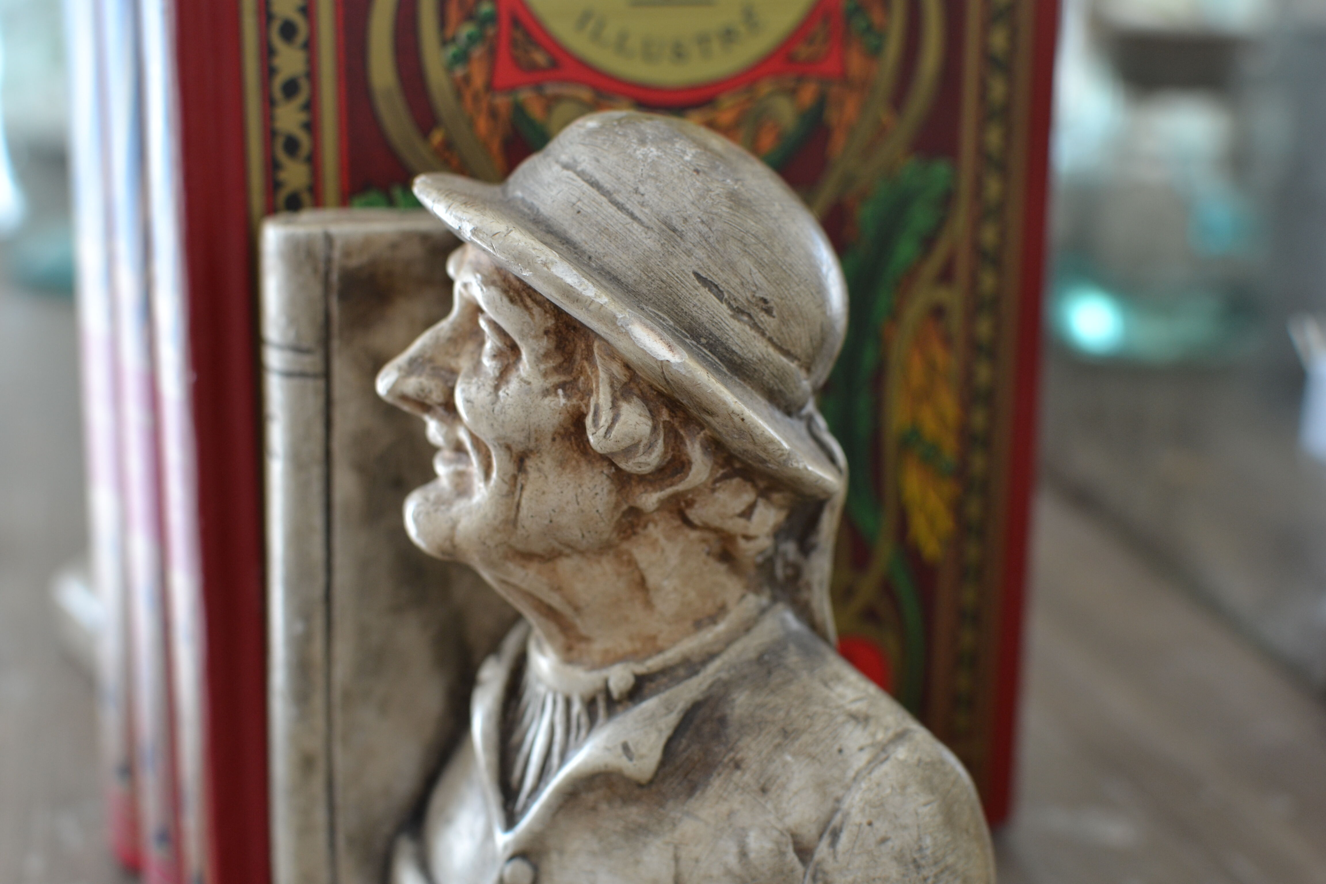 Book-clamps couple of realistic old men in plaster