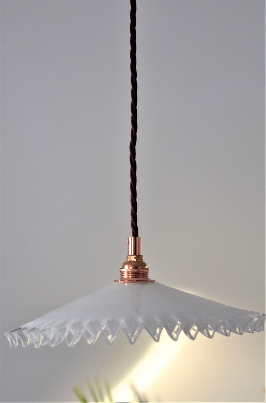 Suspension opaline festonnée blanche, douille E14 en cuivre et rosace coupole