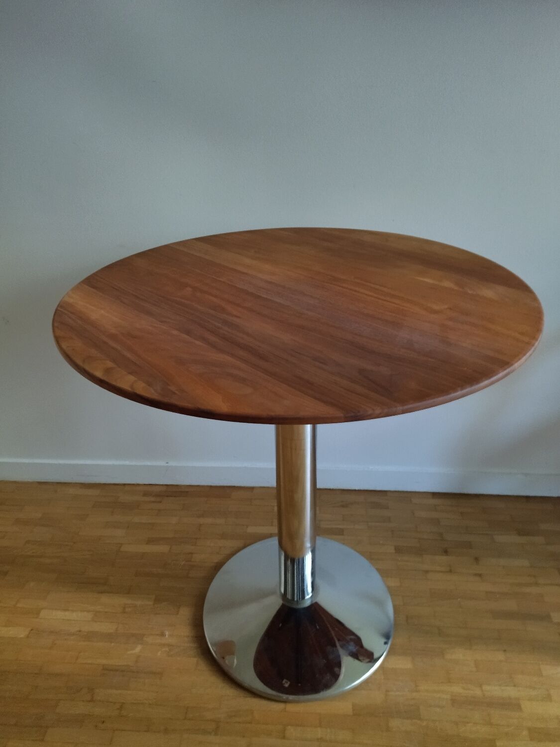 Bistro table, central leg