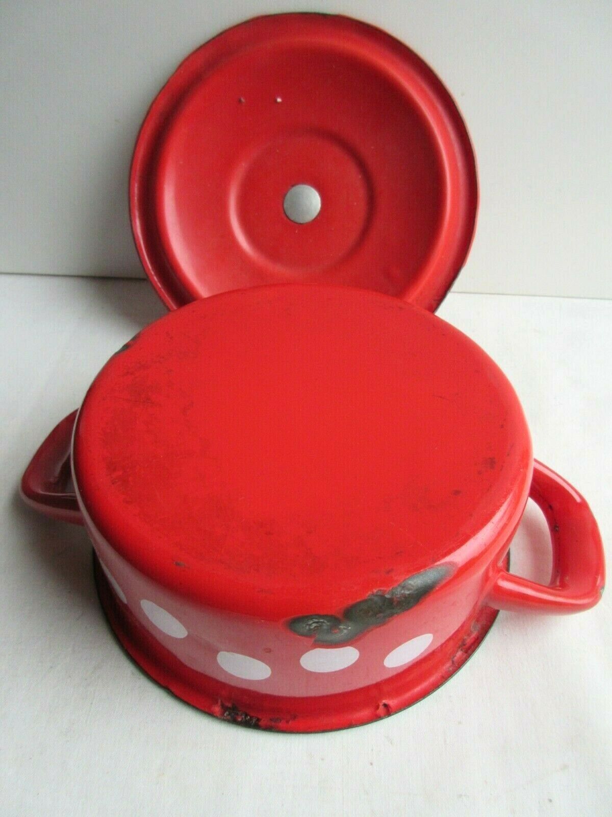 Soupière vintage en tôle émaillée rouge à pois blancs