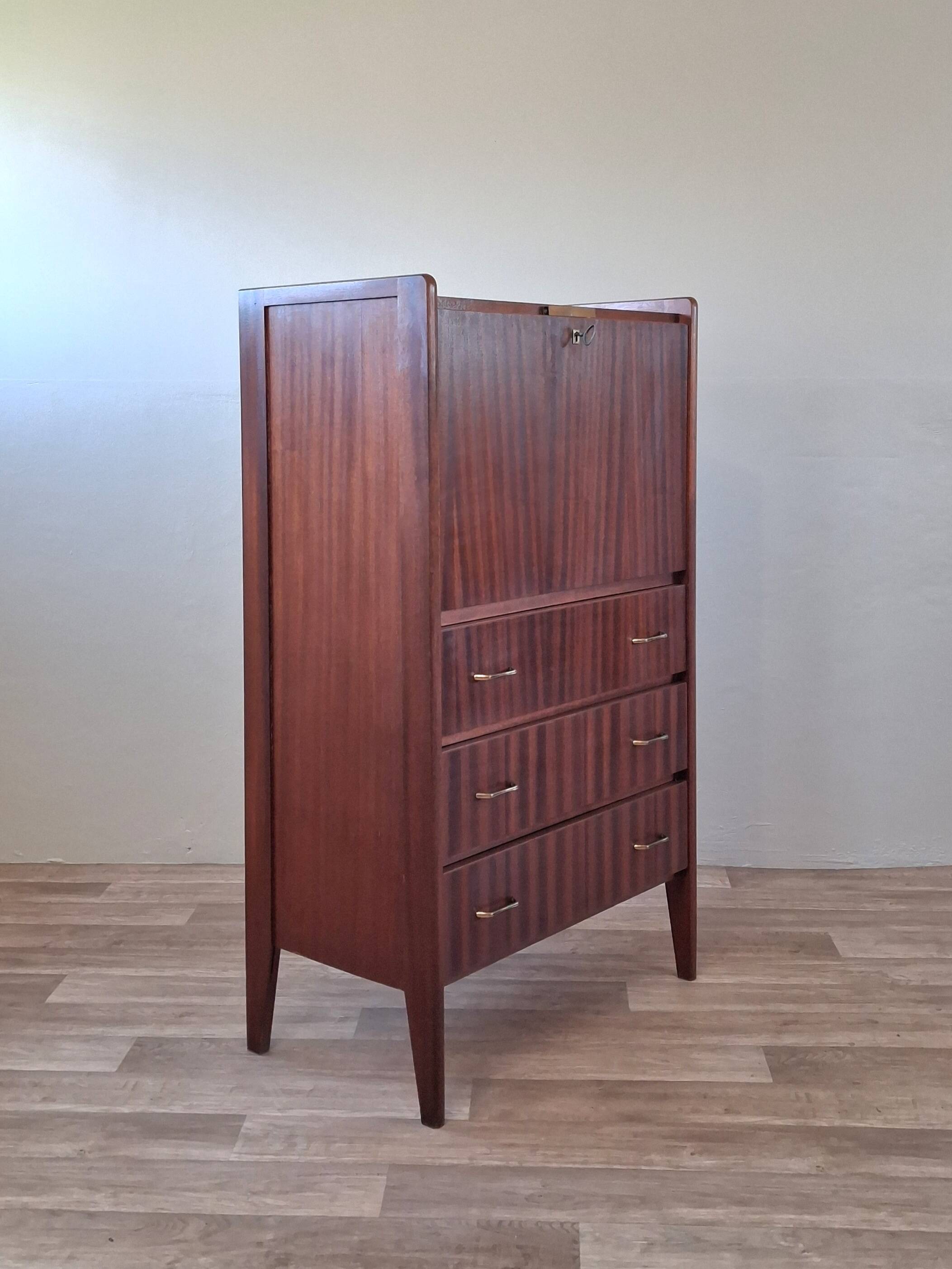 Scandinavian secretary