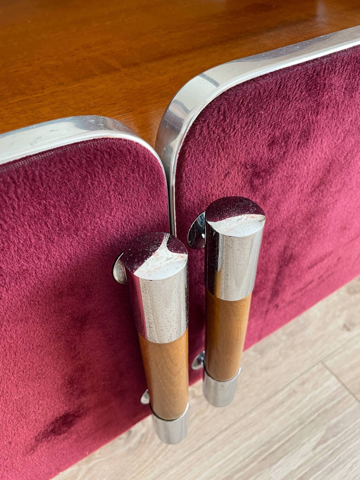 Coiffeuse en bois et velours bordeaux, années 1970-1980