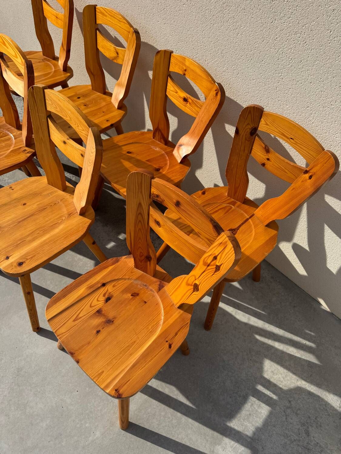 Set of 8 pine chairs in the Les Arcs design style by Charlotte Perriand from the 1970s.