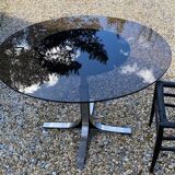 Adjustable round table in steel and glass