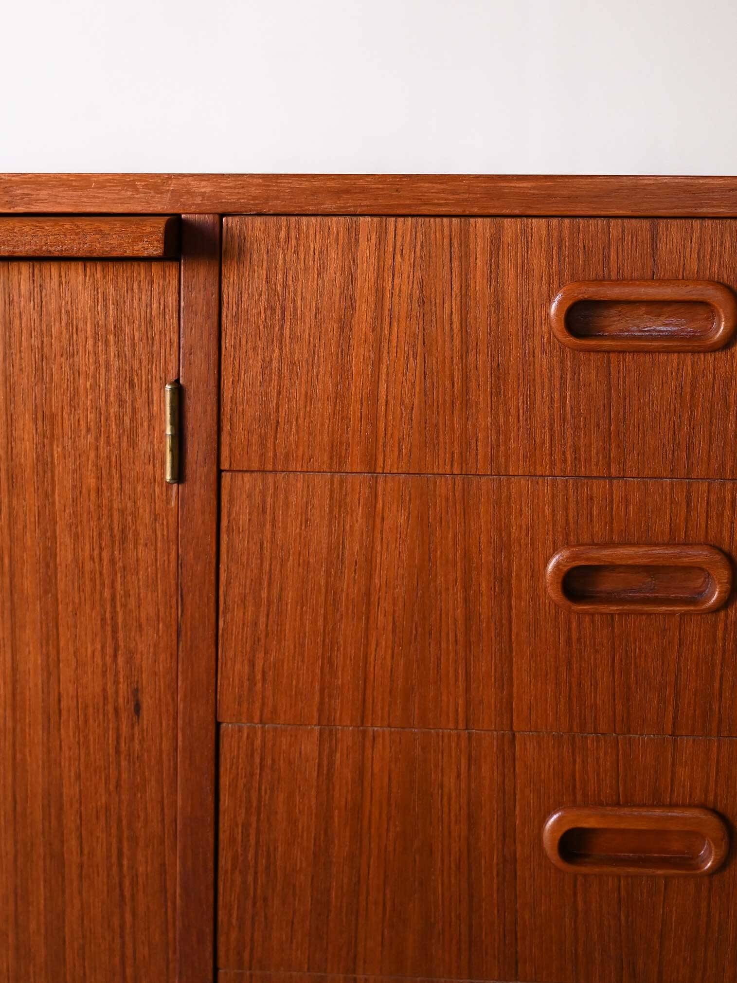 Buffet scandinave avec plateau coulissant