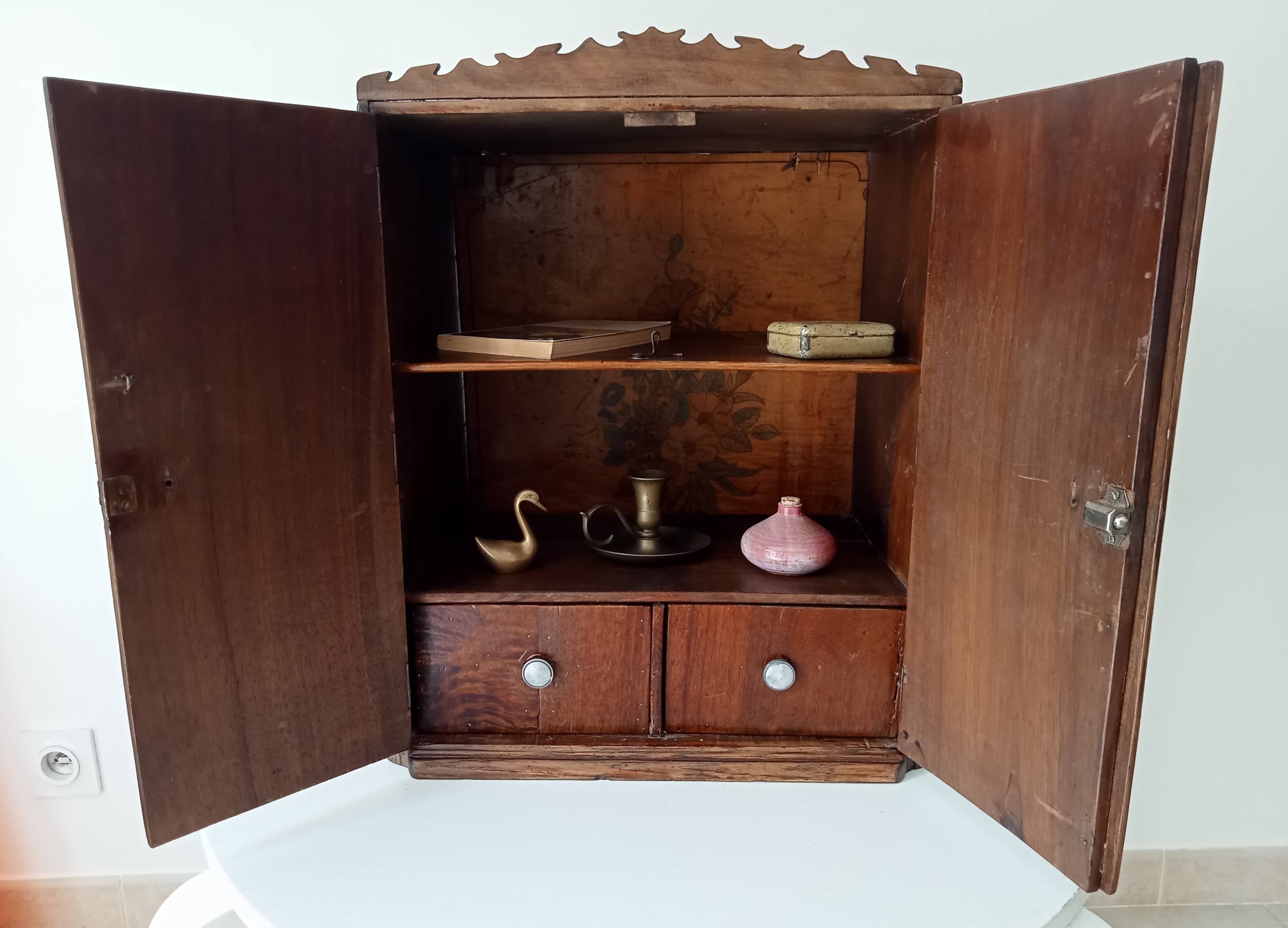 Old popular art medicine cabinet early 20th century