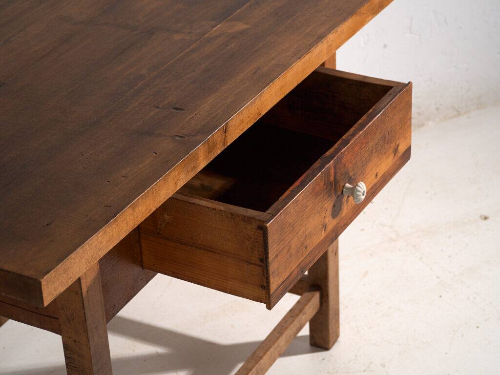 Table de cuisine ancienne en bois massif – Europe centrale, vers 1920