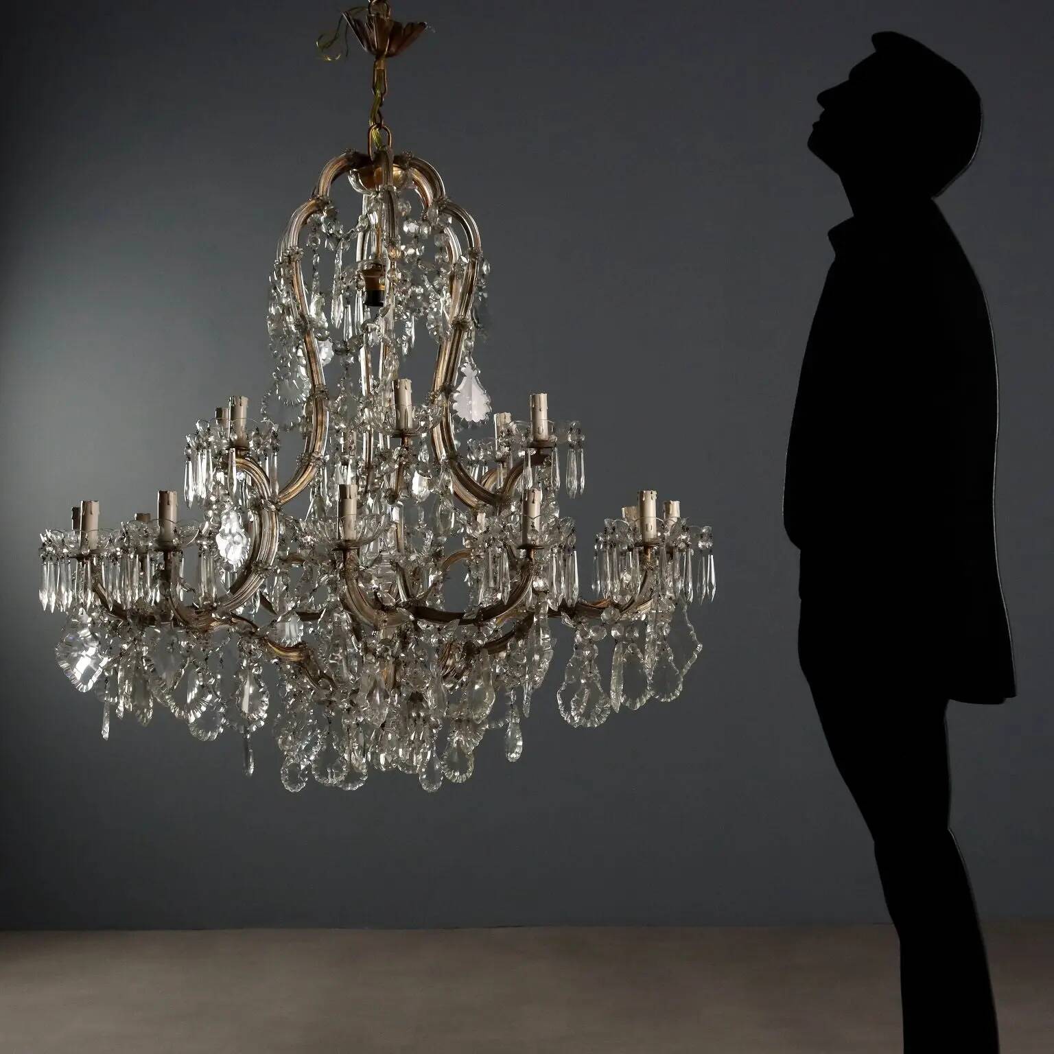 Antique Maria Theresa chandelier with 18 lights in glass, Italy, 19th century.