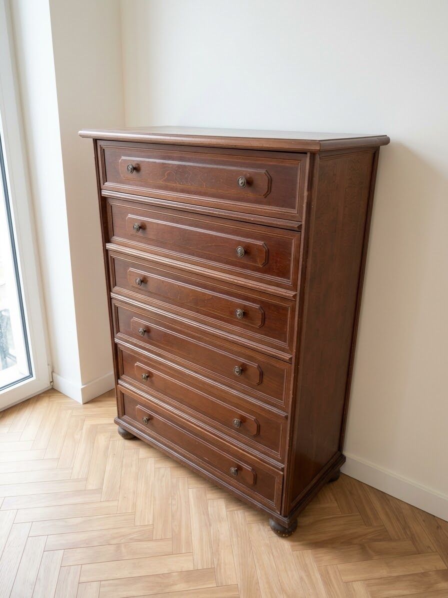 Brown antique-style wooden chest of drawers with 6 drawers.