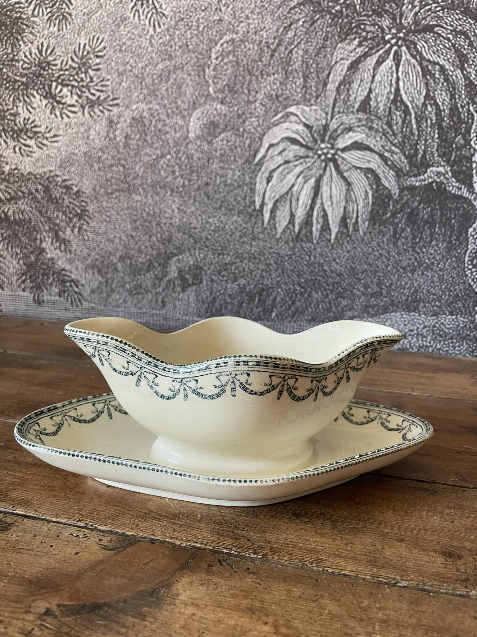 Salins iron ter sauceboat