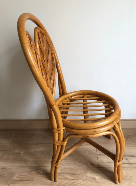 Leaf-shaped rattan chair