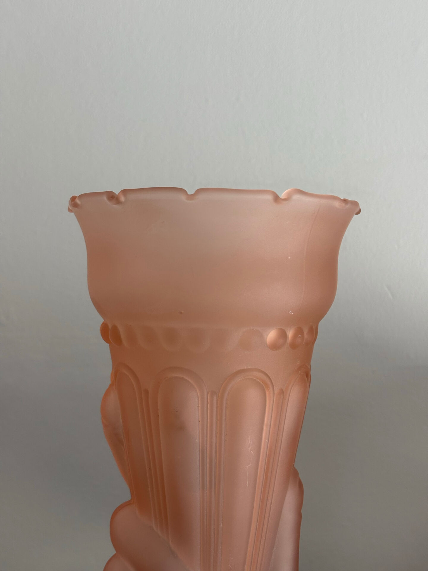 Vase en verre rose Art Déco