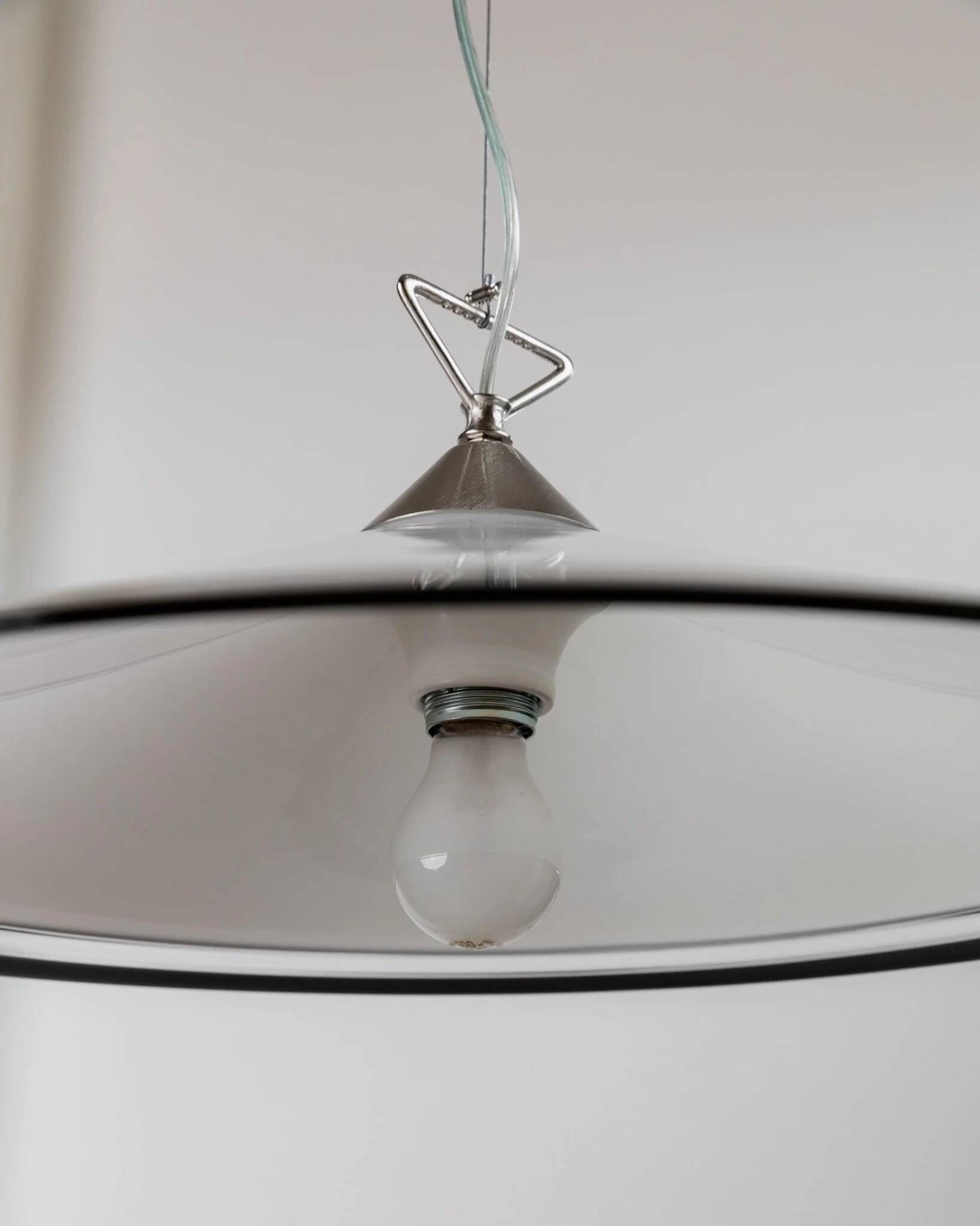 Grand plafonnier vintage en verre de Murano blanc avec bord noir et support en acier inoxydable – lampe suspendue italienne des années 1970