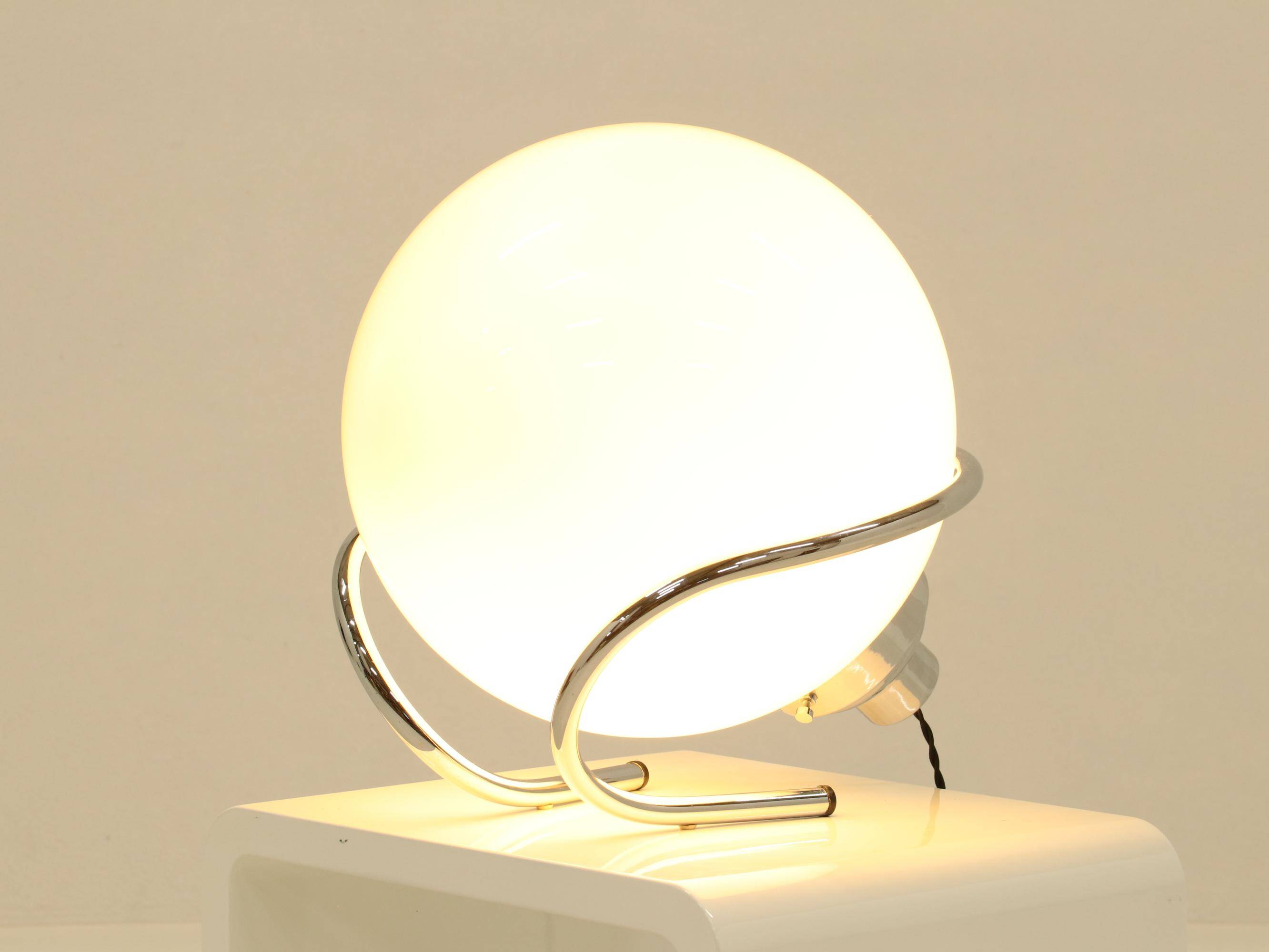 Lampe de table globe en chrome et verre blanc, Italie, années 1970