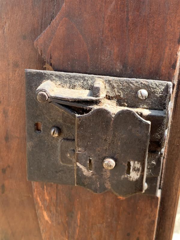 Bureau de changeur en merisier d’époque Louis XV